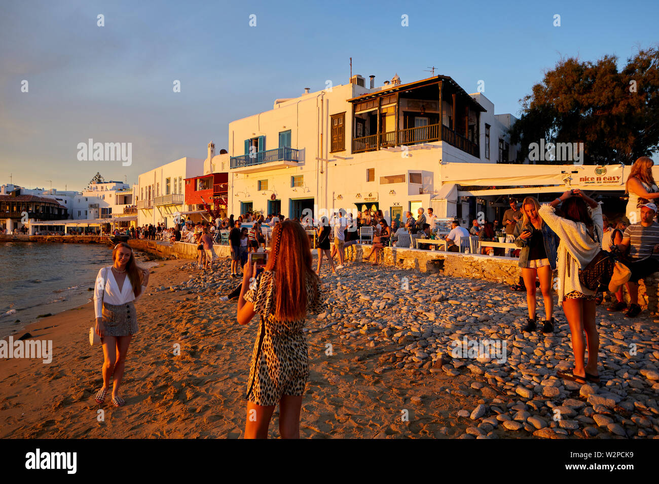 Mykonos, griechische Insel Mikonos, Teil der Kykladen, Griechenland. touristischen Hafen Wahrzeichen kleine Venedig ex Angeln am Wasser Häuser mit Balkonen h Stockfoto
