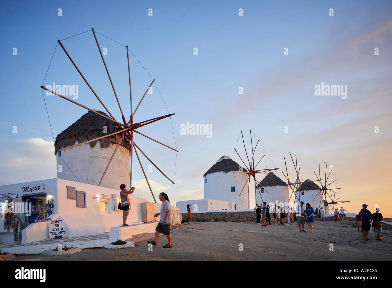 Mykonos, ˈMikonos griechische Insel, Teil der Kykladen, Griechenland. Wahrzeichen solo Windmühle im Hafen Stockfoto