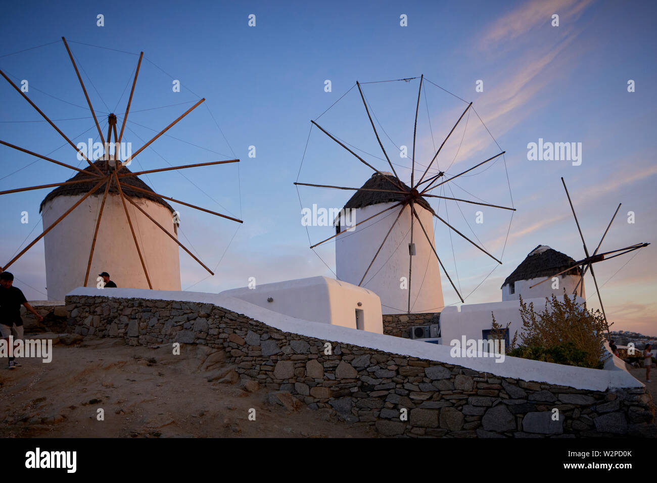 Mykonos, ˈMikonos griechische Insel, Teil der Kykladen, Griechenland. Wahrzeichen solo Windmühle im Hafen bei Sonnenuntergang Stockfoto