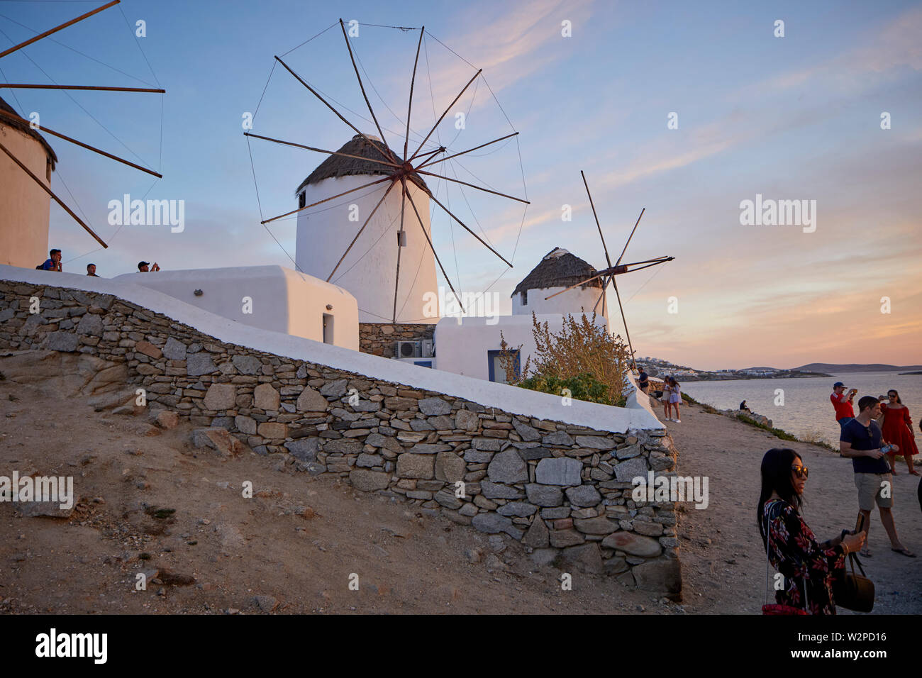 Mykonos, ˈMikonos griechische Insel, Teil der Kykladen, Griechenland. Wahrzeichen solo Windmühle im Hafen bei Sonnenuntergang Stockfoto
