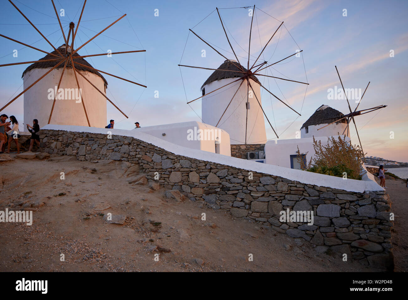 Mykonos, ˈMikonos griechische Insel, Teil der Kykladen, Griechenland. Wahrzeichen solo Windmühle im Hafen bei Sonnenuntergang Stockfoto