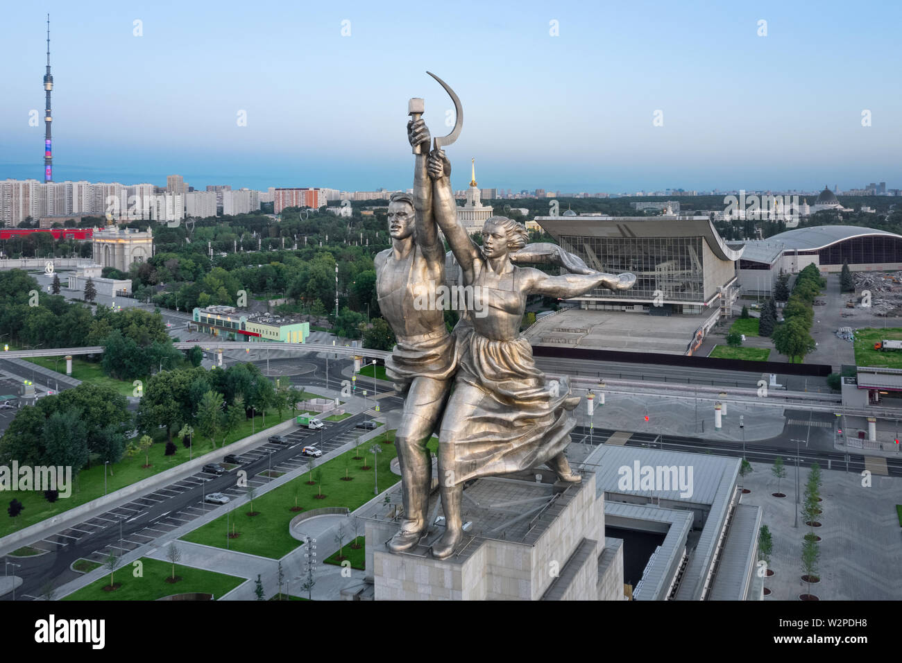 Moskau, Russland - 10 Juli 2019: Luftaufnahme des Arbeitnehmer- und Kolchose Frau Denkmal. 1937 von Vera Mukhina erstellt Stockfoto
