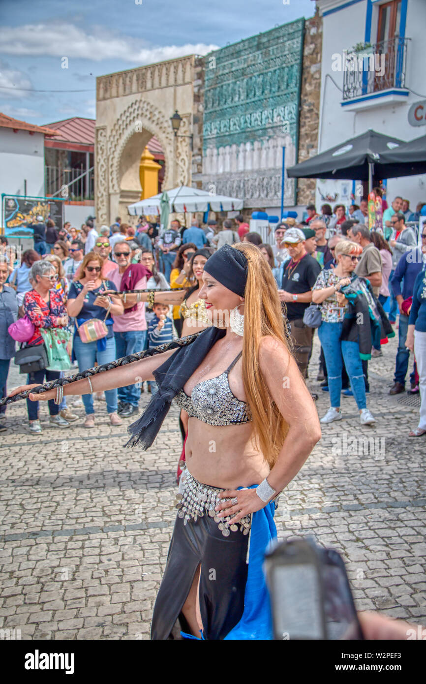 Mertola, Portugal - 18. Mai 2019: hübsche Frau tanzen auf der Straße arabischen Tanz an das Islamische Festival in Mertola, einem wunderschönen portugiesischen Villag gehalten Stockfoto