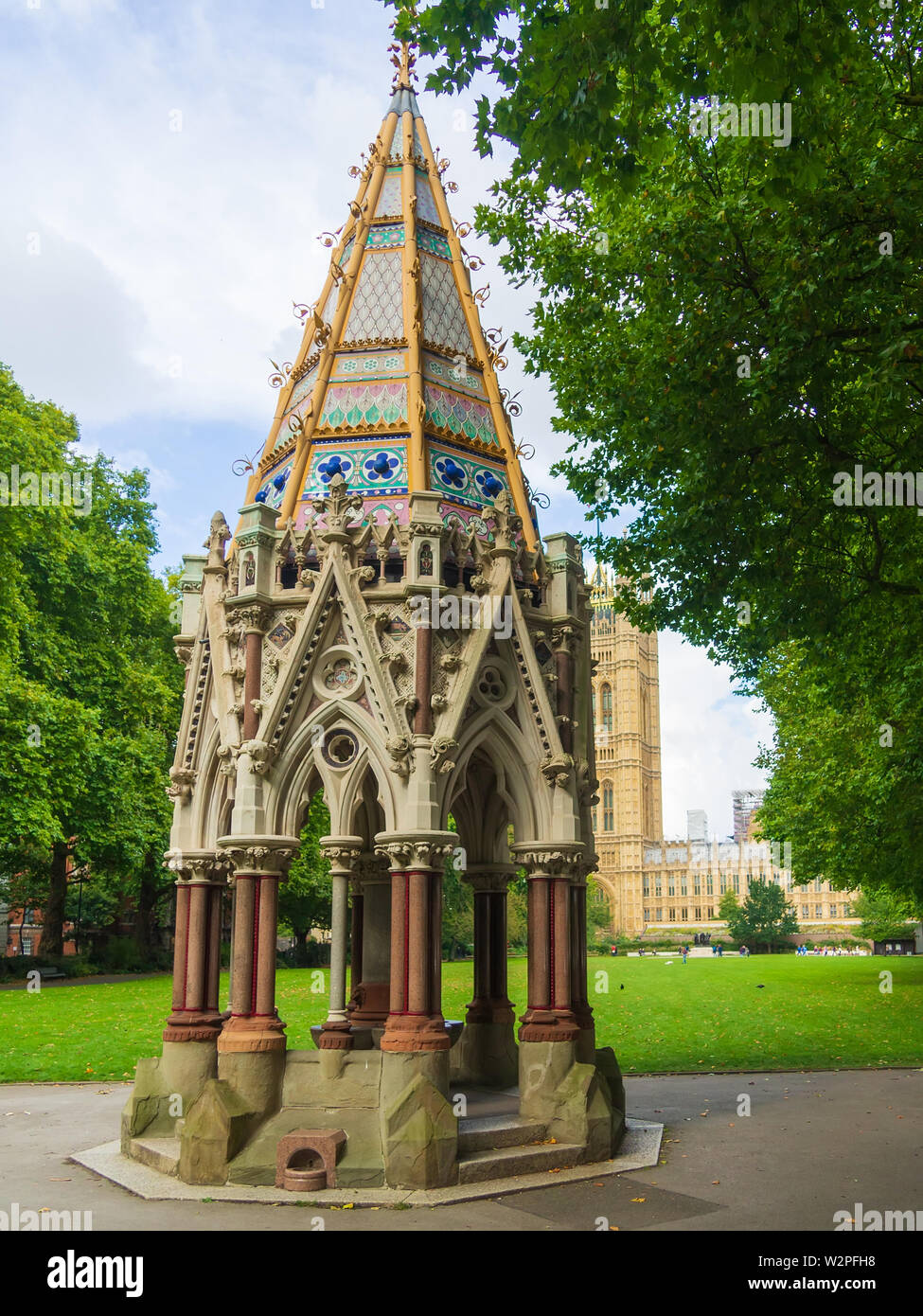 Victoria Tower Gardens Park, mit dem Victoria Tower, das Parlament und die Buxton Memorial Fountain im Vordergrund, Westminster, London. Stockfoto
