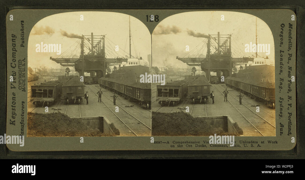 Einen umfassenden Überblick über kleinere Uploader bei der Arbeit an den Ruder-Docks, Conneaut, Ohio, von Keystone View Company Stockfoto