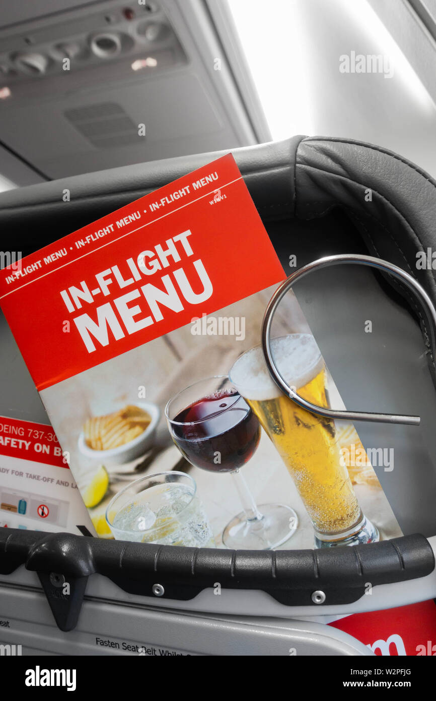 Drinks, Alkohol Menü auf Jet2.com Flug Stockfoto