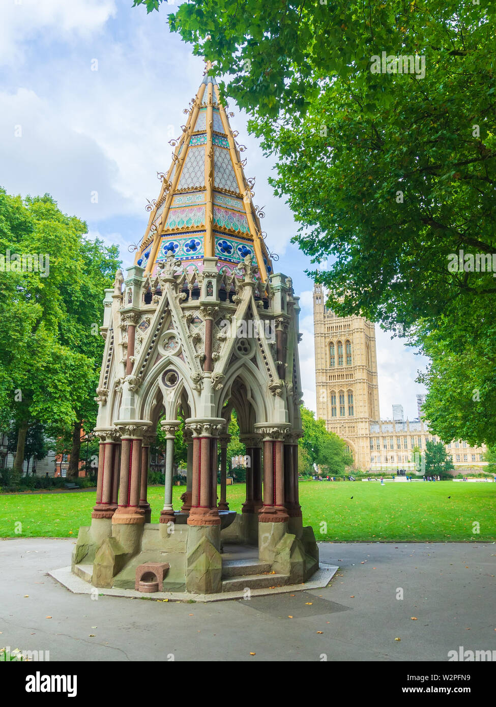 Victoria Tower Gardens Park, mit dem Victoria Tower, das Parlament und die Buxton Memorial Fountain im Vordergrund, Westminster, London. Stockfoto