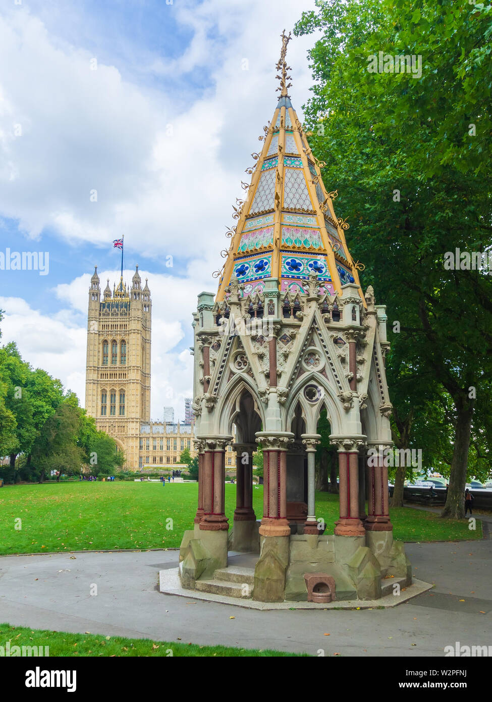 Victoria Tower Gardens Park, mit dem Victoria Tower, das Parlament und die Buxton Memorial Fountain im Vordergrund, Westminster, London. Stockfoto