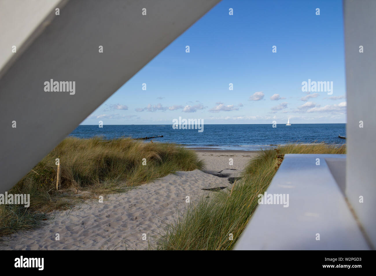 Strand an der Ostsee. Sandstrand Weg durch die Dünen zum Meer. Blauer Himmel und Meer im Hintergrund. Menschen am Strand Stockfoto