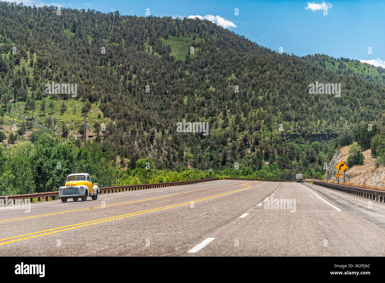 Glencoe, USA - Juni 8, 2019: Neue Mexiko mit Blick auf Strasse in Lincoln National Forest auf 70 west von Sacramento und Gallinas Berge und Oldtimer Stockfoto