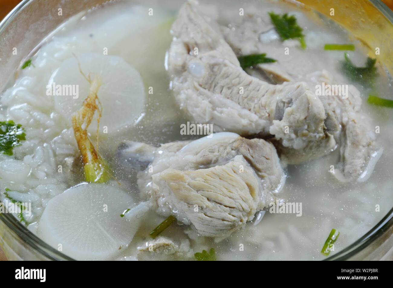 Reisbrei mit Schweinefleisch Rippe heiße Suppe an der Schale Stockfoto