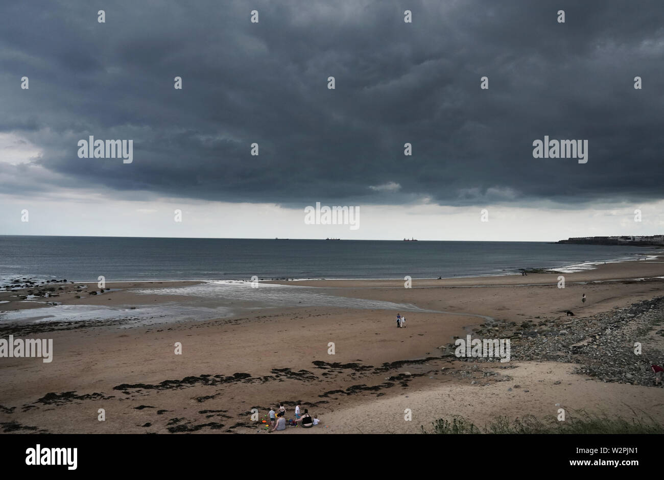 Sturmwolken über Whitley Bay Beach mit Blitz und Gewitter vorhergesagt. Stockfoto