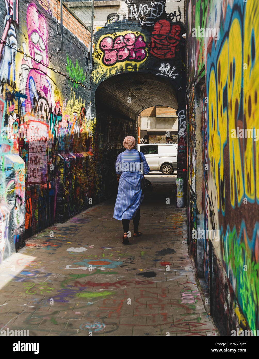 Frau hinunter Graffiti Street Legal street art - UNESCO-Welterbe Stockfoto