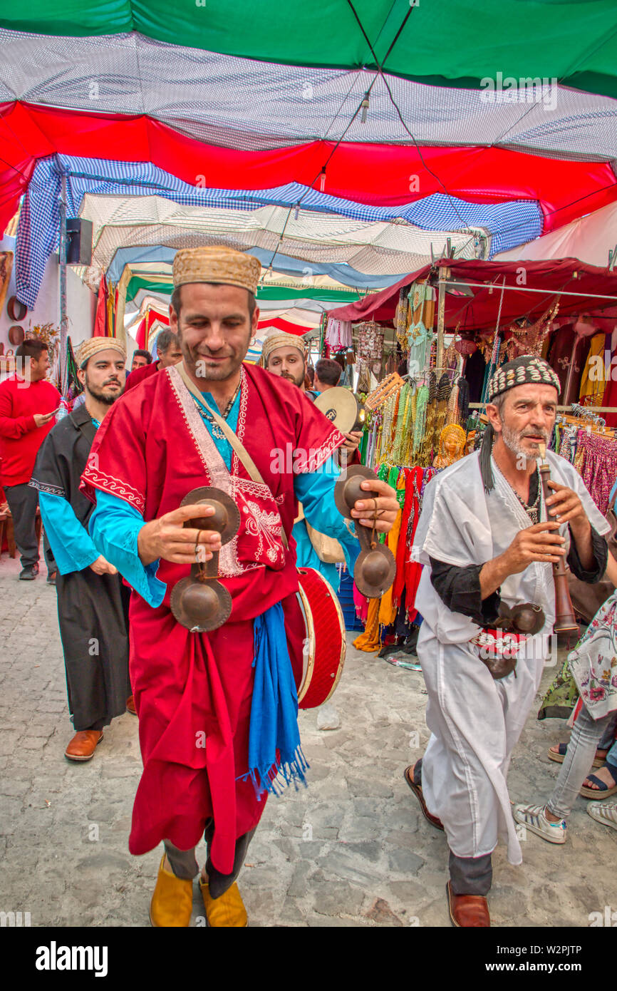 Mertola, Portugal - 18. Mai 2019: Street Musikern traditioneller arabischer Musik in den Straßen von Mértola, wo das Islamische Festival gehalten wird e Stockfoto
