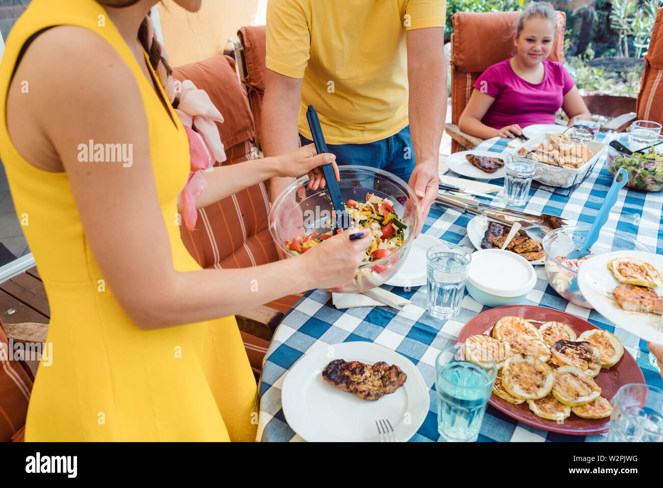 Familie essen während der Garden Party Stockfoto