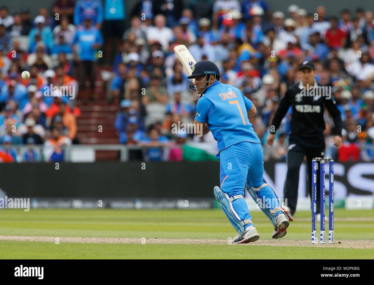 Manchester, Großbritannien. 10. Juli 2019. 9. Juli 2019; Old Trafford, Manchester, England; ICC Cricket World Cup Halbfinale, Indien gegen Neuseeland am 2. Tag nach Regen verzögert; MS Dhoni von Indien spielt den Ball Weg außerhalb seines aus stumpf Credit: Aktion Plus Sport Bilder/Alamy leben Nachrichten Stockfoto