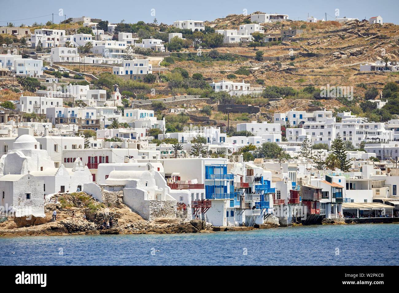 Mykonos, griechische Insel Mikonos, Teil der Kykladen, Griechenland. touristischen Hafen Wahrzeichen kleine Venedig ex Angeln am Wasser Häuser mit Balkonen h Stockfoto