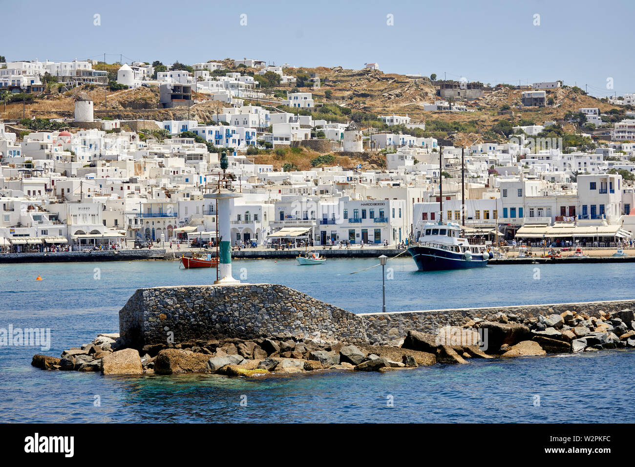 Mykonos, griechische Insel Mikonos, Teil der Kykladen, Griechenland. Die Hafeneinfahrt mit dem Pier Stockfoto