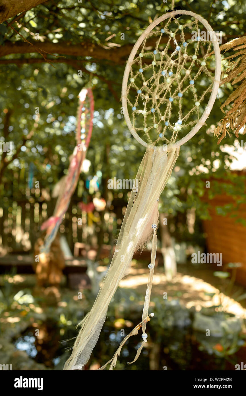 Traumfänger aus leichtem Stoff mit Perlen entwickelt sich im Wind.Relax, Kinderträume.Garten Eden. Stockfoto
