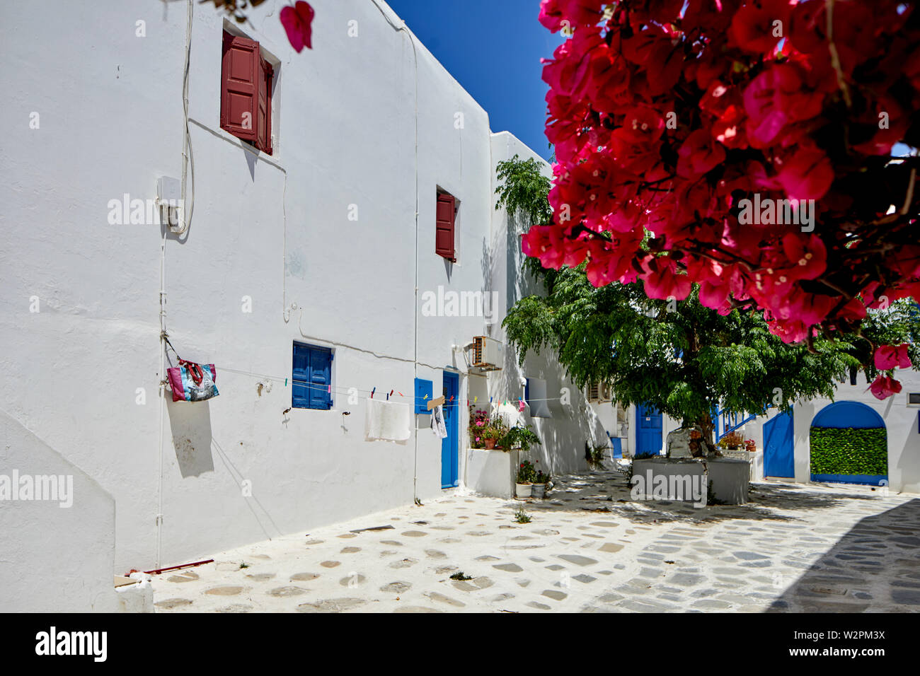 Mykonos, griechische Insel Mikonos, Teil der Kykladen, Griechenland. Im souk bizarre Einkaufsviertel von Gasse mit Touristen gefüllt Stockfoto