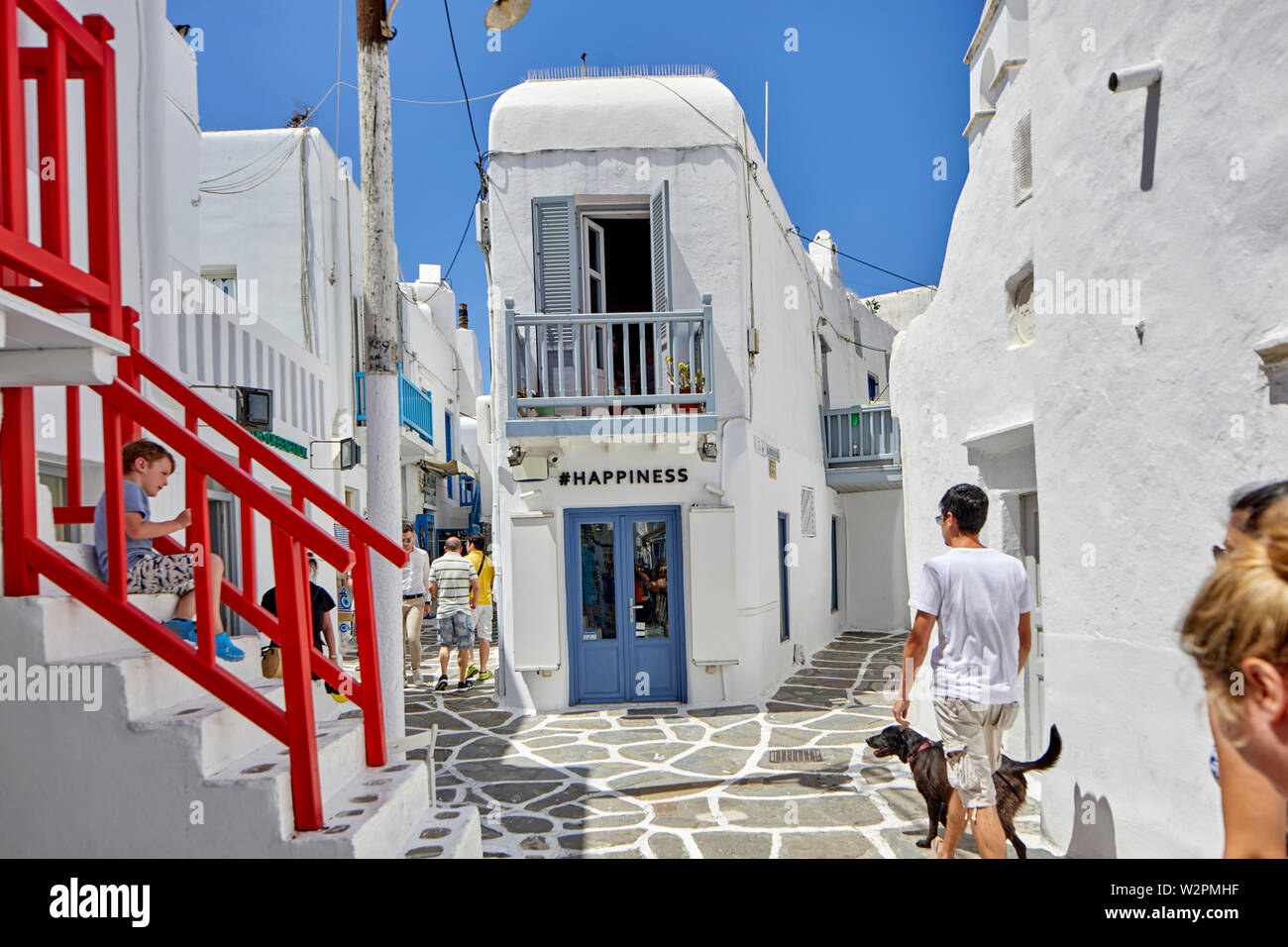 Mykonos, griechische Insel Mikonos, Teil der Kykladen, Griechenland. Im souk bizarre Einkaufsviertel von Gasse gefüllt mit Touristen Sehenswürdigkeiten Happ Stockfoto