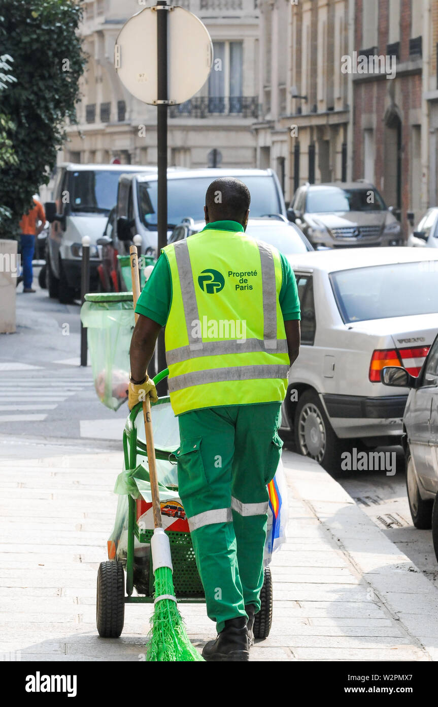 Rückansicht eines städtischen Mitarbeiters von Paris Umweltdienstleistungen, der Straßen Reinigung, Paris, Ile-de-France, Frankreich Stockfoto