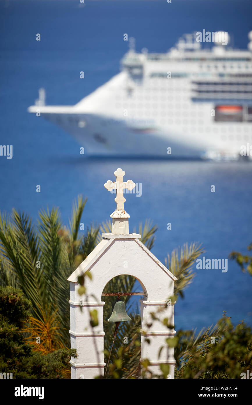 Mykonos, griechische Insel Mikonos, Teil der Kykladen, Kreuzfahrtschiff stieg in der Bucht Hafen mit einer kleinen Kirche geträumt Stockfoto