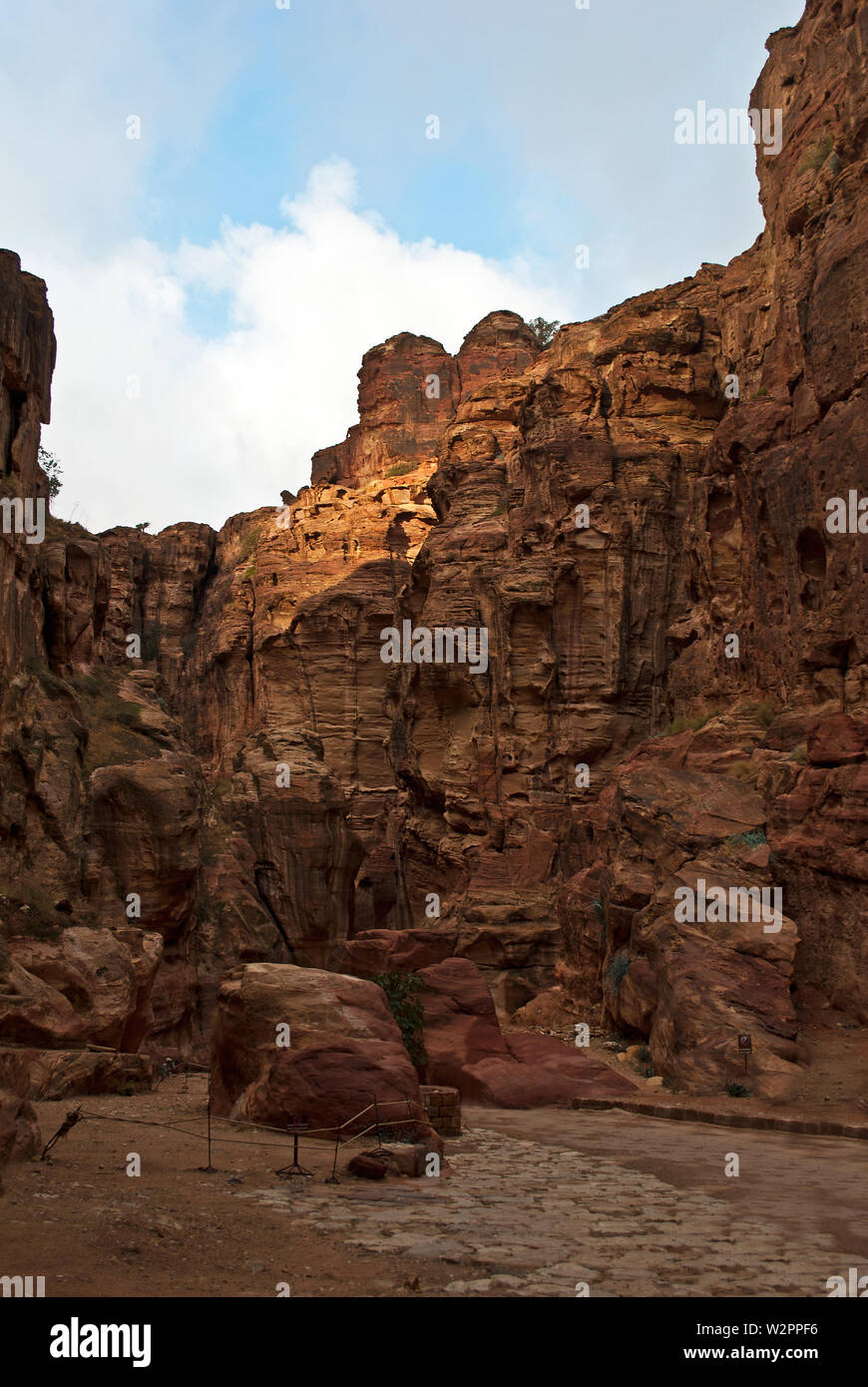 Schmale Passage der Felsen von Petra Canyon in Jordanien. UNESCO-Weltkulturerbe. Weg durch den Siq Schlucht zu Stein Stadt Petra. Stockfoto