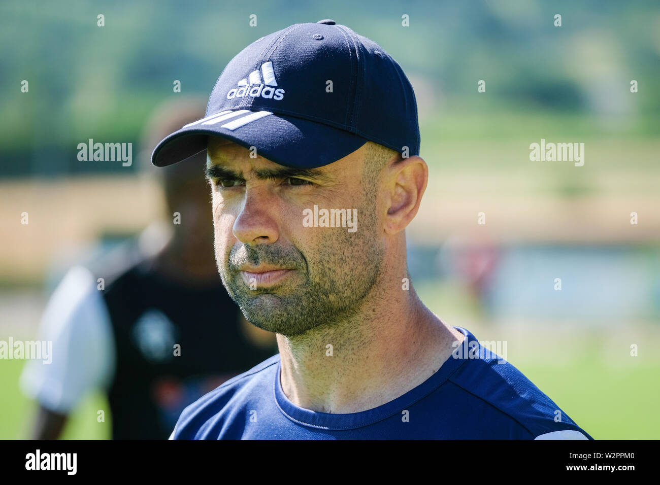 Portrait Cristiano Marques Gomes, nicknamed Cris, der Trainer von Mont d'Azergues, während des Trainings mit einer Kappe auf dem Kopf Stockfoto