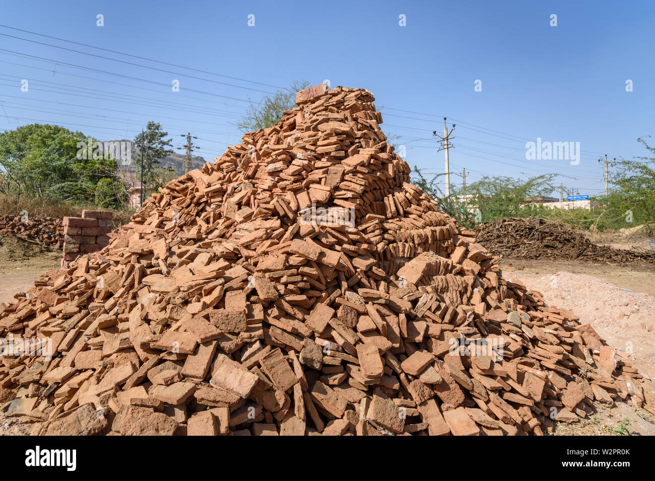 Indische Menschen machen manuelle Ziegel in Ajmer. Rajasthan. Indien Stockfoto