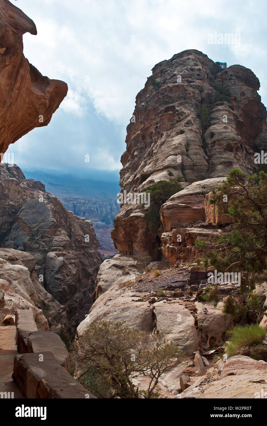 Schmale Passage der Felsen von Petra Canyon in Jordanien. UNESCO-Weltkulturerbe. Weg durch den Siq Schlucht zu Stein Stadt Petra. Stockfoto