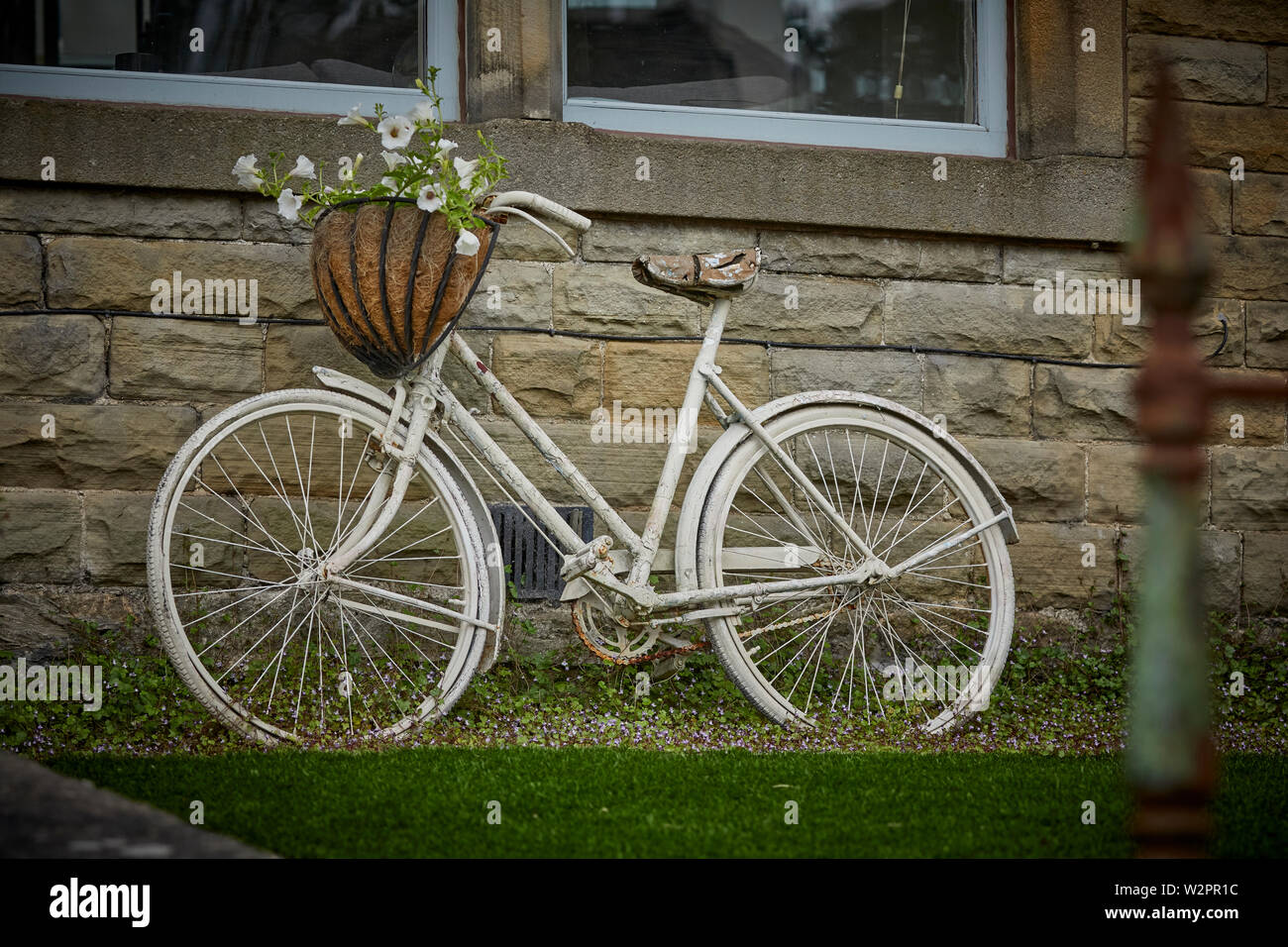 Waddington kleinen malerischen Dorf in der Nähe von Clitheroe im Ribble Valley, Lancashire, ein Fahrrad als Garten Ornament im Dorf verwendet Stockfoto