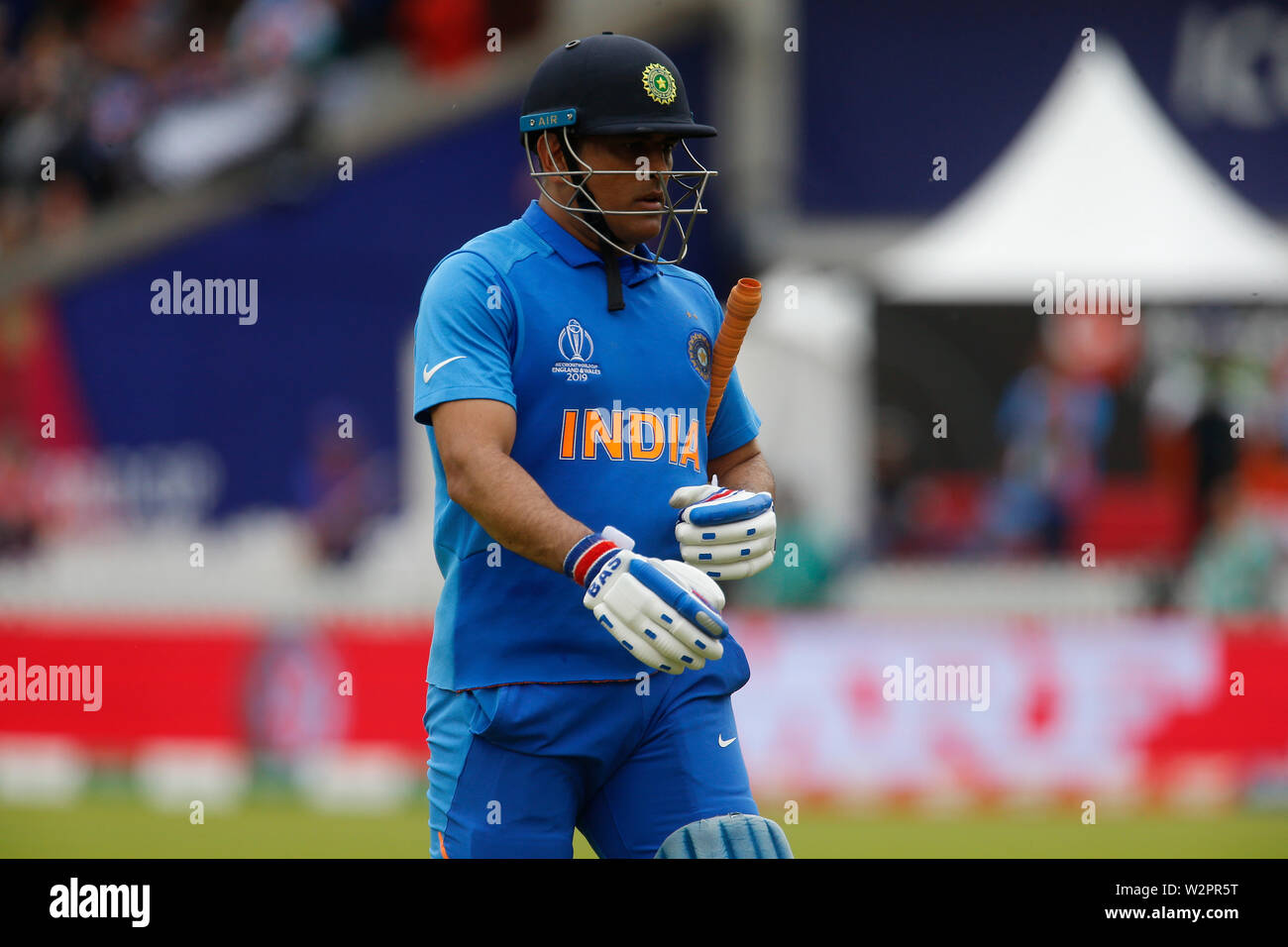 Manchester, Großbritannien. 10. Juli 2019. 10. Juli 2019; Old Trafford, Manchester, England; ICC Cricket World Cup Halbfinale, Indien gegen Neuseeland 2. Tag nach Regen verzögert; MS Dhoni von Indien geht zurück in die Garderobe, für 50, und Indiens letzte Hoffnung ist weg Stockfoto