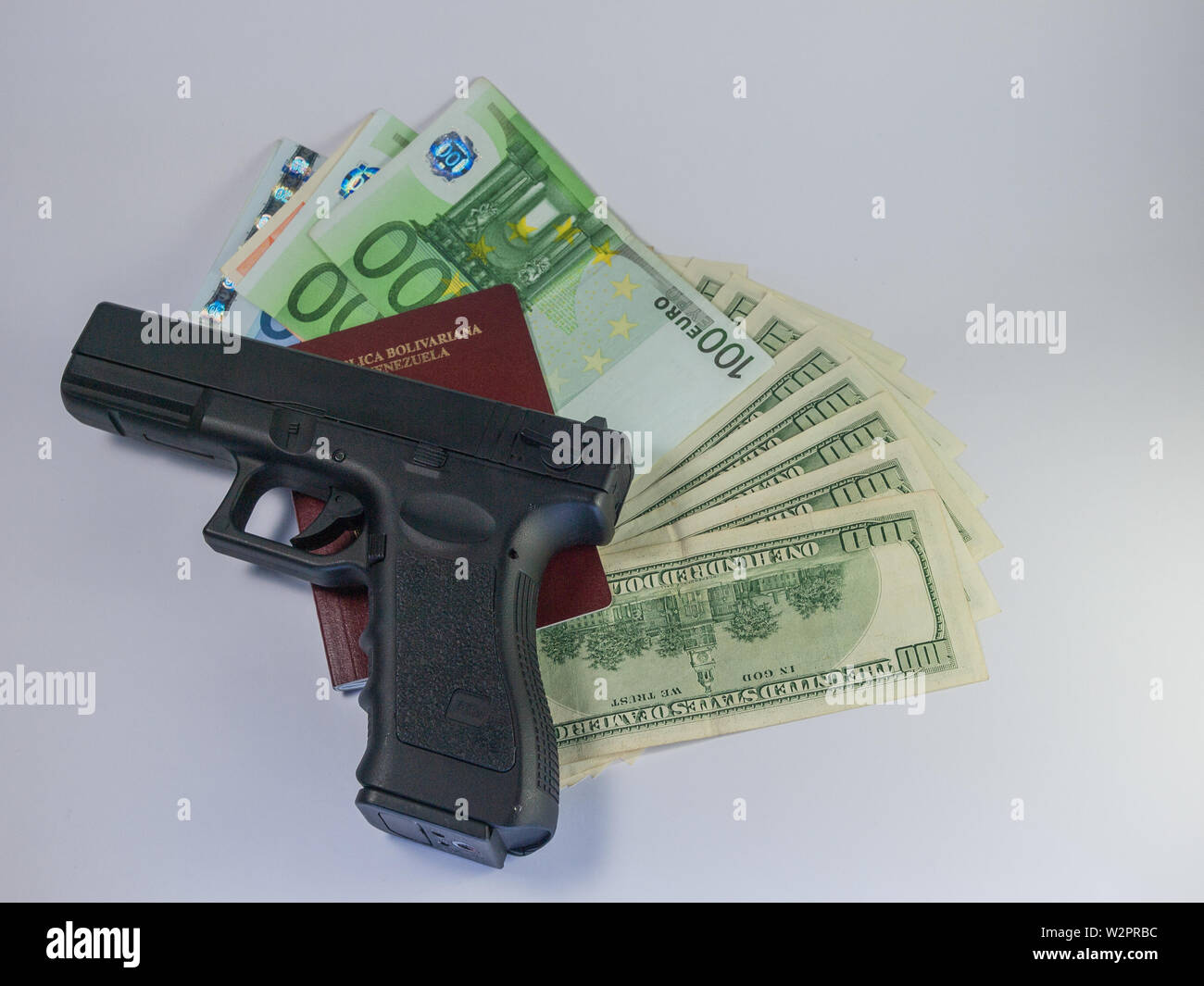 Dollar und Euro und Pass-gangster Terrorismus Stockfoto