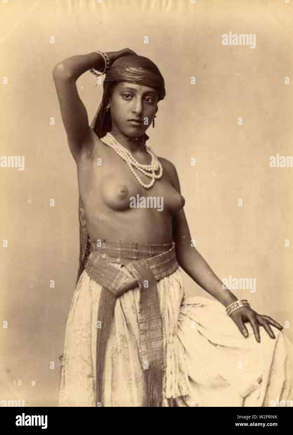 Anonyme - Algerie Jeune femme aux seins nus et Collier de Perles Stockfoto