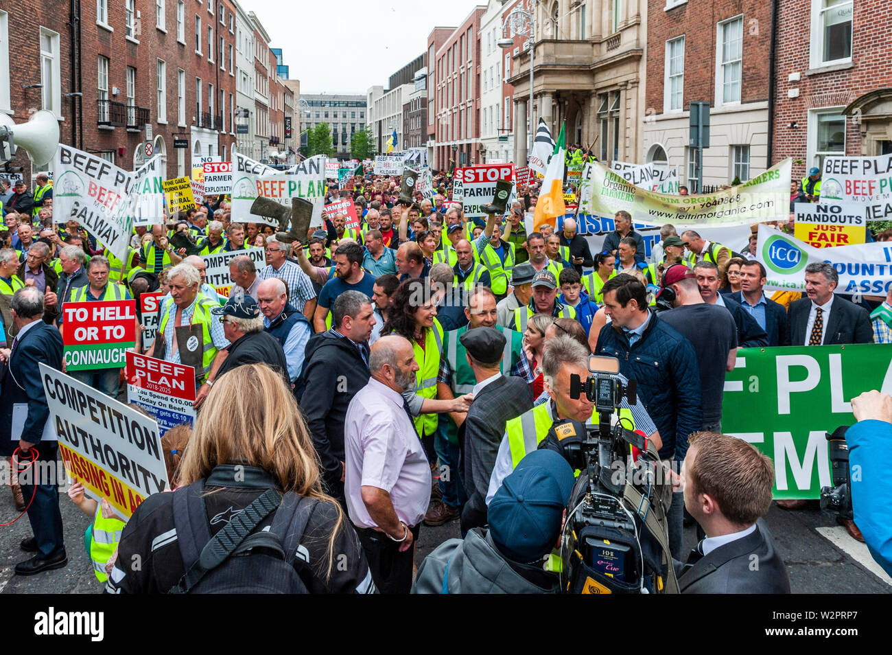 Dublin, Irland. 10. Juli 2019. Tausende von Bauern abgestiegen auf Leinster House heute aus Protest gegen die Mercosur-Deal, der Landwirte, der letzte Nagel im Sarg für ihre Art zu leben werden. Credit: Andy Gibson/Alamy leben Nachrichten Stockfoto