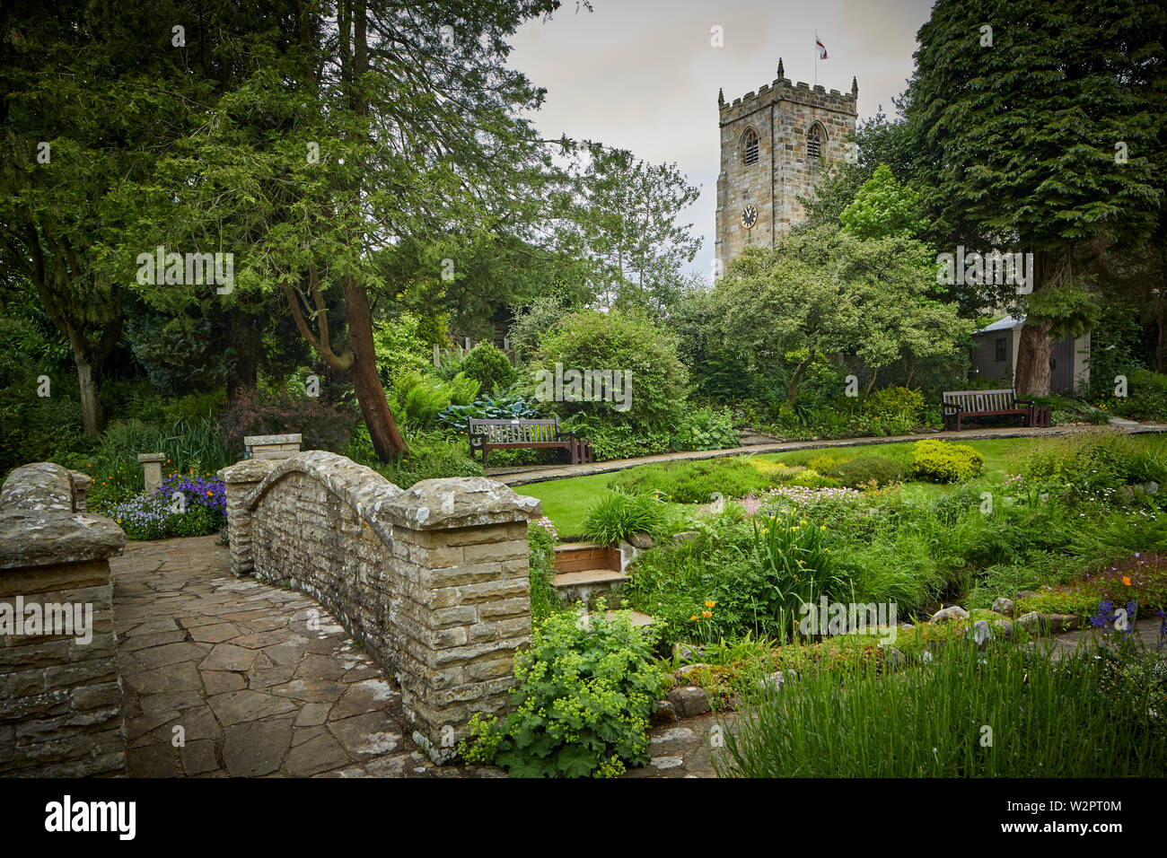 Waddington kleinen malerischen Dorf in der Nähe von Clitheroe im Ribble Valley, Lancashire, Gemeinschaft Gärten in der Nähe des War Memorial Stockfoto