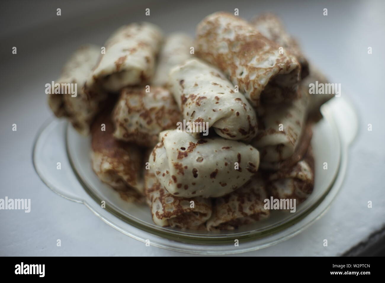 Köstliche gebackene gefüllte Pfannkuchen in einer Petrischale. Stockfoto