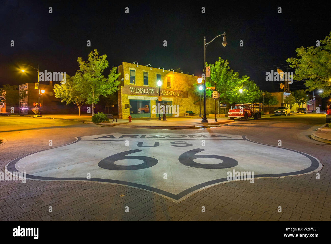 An der Ecke von Route 66 und Kinsley Avenue im Stadtzentrum von Winslow, Arizona Stockfoto