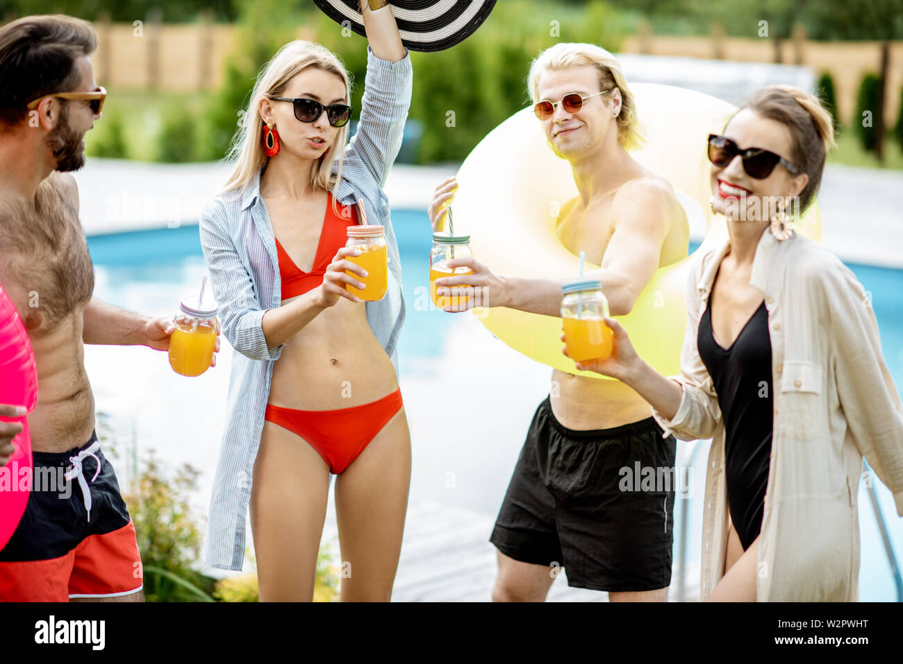 Gruppe von Freunden eine Party, tanzen und trinken Saft in der Nähe der Pool im Sommer Stockfoto