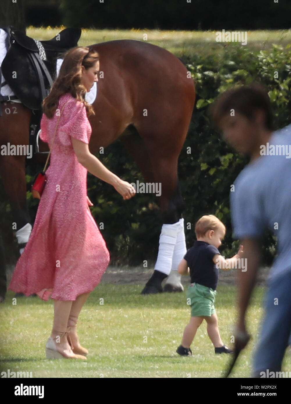 Die Herzogin von Cambridge und Prinz Louis besuchen die King Power Royal Charity Polo Tag an billingbear Polo Club, Wokingham, Berkshire. Stockfoto