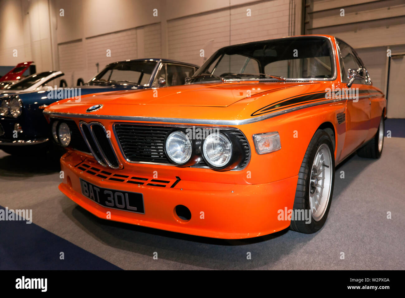 Drei Viertel Vorderansicht eines Orange, 1972, BMW 3.0 CSL auf der London Classic Car Show 2019 Stockfoto