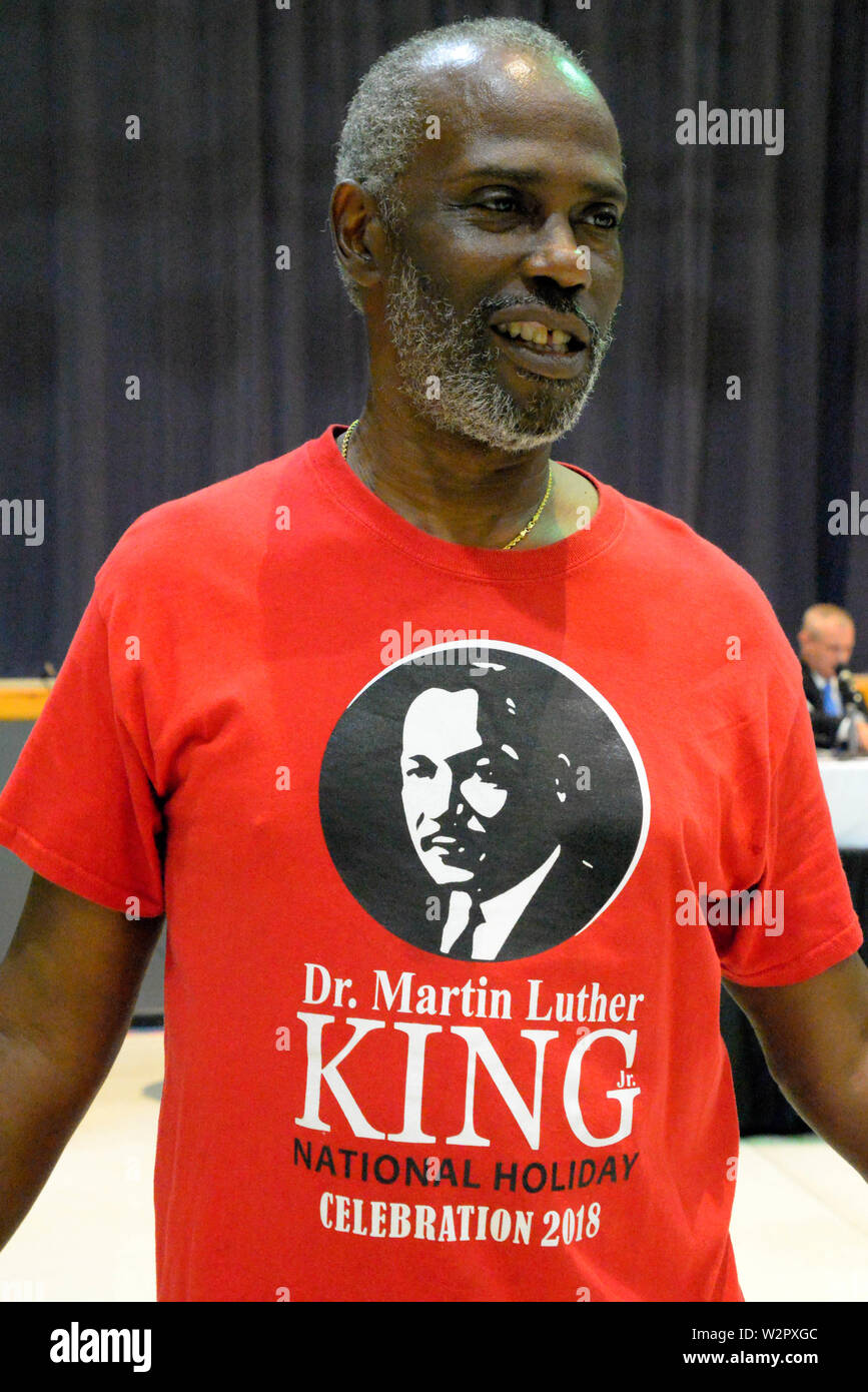 Melbourne. Florida. USA. Juli 9, 2019 Der "Traum" wird endlich wahr geworden für den 30-jährigen Kampf eine große Straße durch die Herzen von Melbourne zu Ehren von Dr. Martin Luther King zu nennen. Viele Straßennamen haben sich über die Jahre vorgelegt, und alle haben in der Vergangenheit Stadtrat abgelehnt worden. Die Abstimmung war 6-1, mit dem Bürgermeister stimmen aufgrund der Kosten für das lokale Geschäft Inhaber. Airport Blvd wird jetzt von Dr. Martin Luther King Jr. Blvd geworden. Kredit Julian Porree/Alamy leben Nachrichten Stockfoto