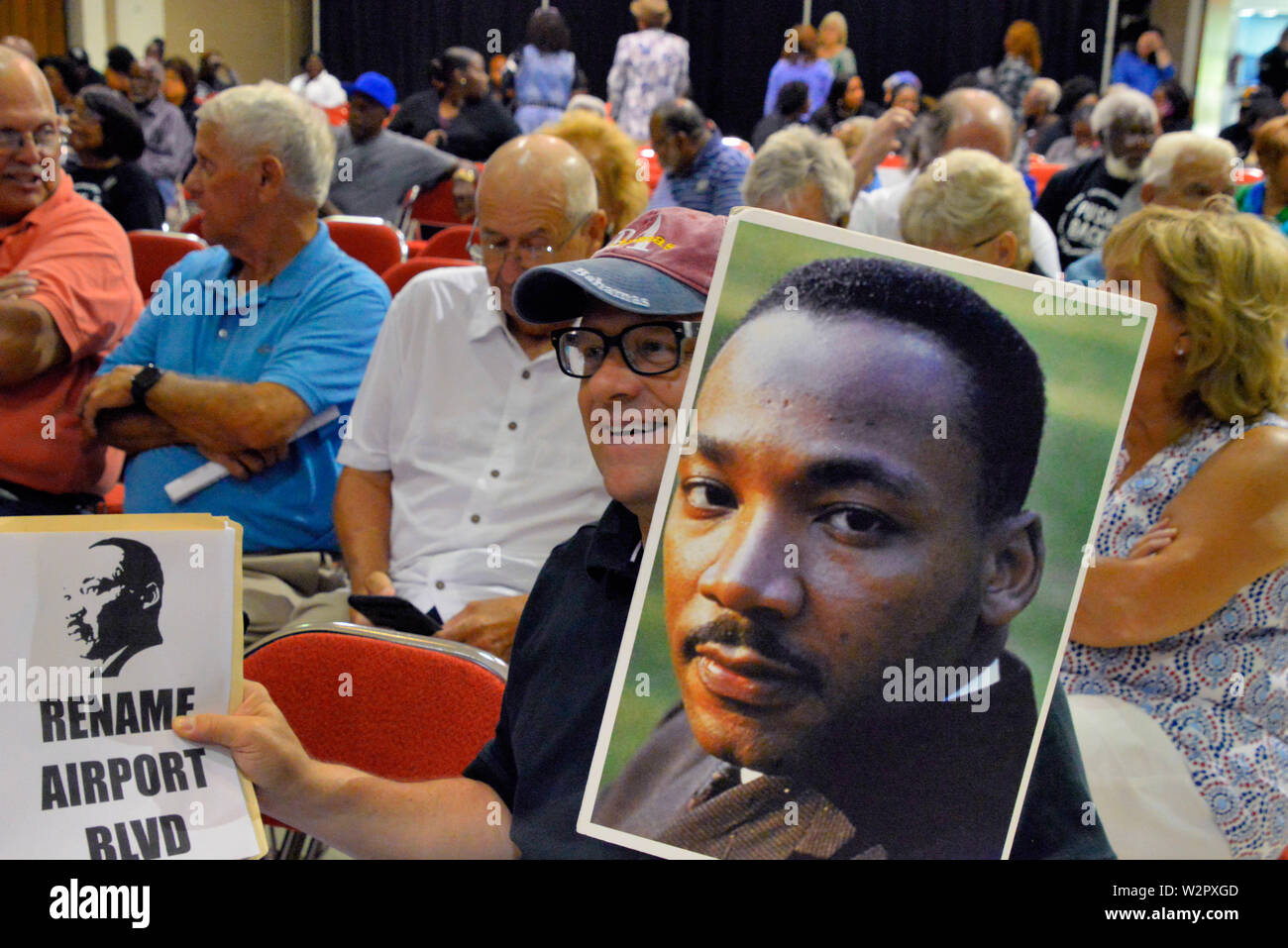 Melbourne. Florida. USA. Juli 9, 2019 Der "Traum" wird endlich wahr geworden für den 30-jährigen Kampf eine große Straße durch die Herzen von Melbourne zu Ehren von Dr. Martin Luther King zu nennen. Viele Straßennamen haben sich über die Jahre vorgelegt, und alle haben in der Vergangenheit Stadtrat abgelehnt worden. Die Abstimmung war 6-1, mit dem Bürgermeister stimmen aufgrund der Kosten für das lokale Geschäft Inhaber. Airport Blvd wird jetzt von Dr. Martin Luther King Jr. Blvd geworden. Kredit Julian Porree/Alamy leben Nachrichten Stockfoto