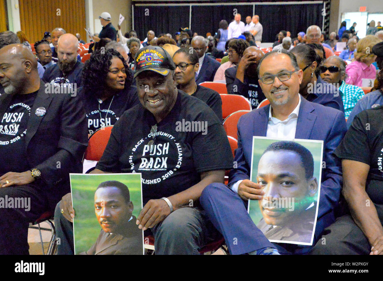 Melbourne. Florida. USA. Juli 9, 2019 Der "Traum" wird endlich wahr geworden für den 30-jährigen Kampf eine große Straße durch die Herzen von Melbourne zu Ehren von Dr. Martin Luther King zu nennen. Viele Straßennamen haben sich über die Jahre vorgelegt, und alle haben in der Vergangenheit Stadtrat abgelehnt worden. Die Abstimmung war 6-1, mit dem Bürgermeister stimmen aufgrund der Kosten für das lokale Geschäft Inhaber. Airport Blvd wird jetzt von Dr. Martin Luther King Jr. Blvd geworden. Kredit Julian Porree/Alamy leben Nachrichten Stockfoto