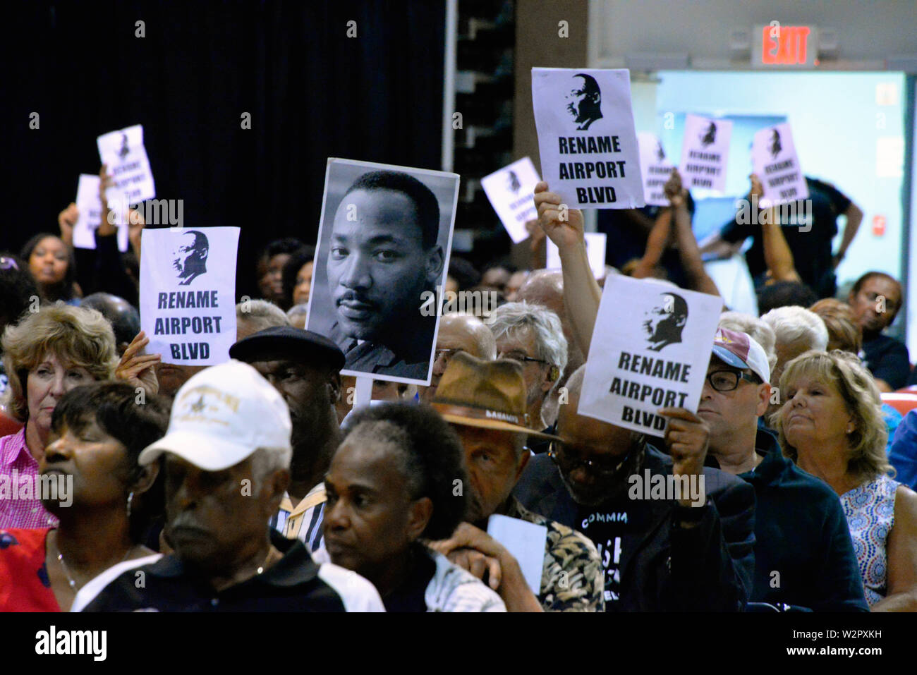 Melbourne. Florida. USA. Juli 9, 2019 Der "Traum" wird endlich wahr geworden für den 30-jährigen Kampf eine große Straße durch die Herzen von Melbourne zu Ehren von Dr. Martin Luther King zu nennen. Viele Straßennamen haben sich über die Jahre vorgelegt, und alle haben in der Vergangenheit Stadtrat abgelehnt worden. Die Abstimmung war 6-1, mit dem Bürgermeister stimmen aufgrund der Kosten für das lokale Geschäft Inhaber. Airport Blvd wird jetzt von Dr. Martin Luther King Jr. Blvd geworden. Kredit Julian Porree/Alamy leben Nachrichten Stockfoto