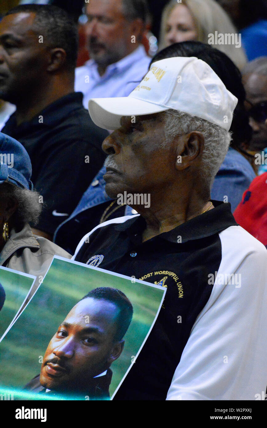 Melbourne. Florida. USA. Juli 9, 2019 Der "Traum" wird endlich wahr geworden für den 30-jährigen Kampf eine große Straße durch die Herzen von Melbourne zu Ehren von Dr. Martin Luther King zu nennen. Viele Straßennamen haben sich über die Jahre vorgelegt, und alle haben in der Vergangenheit Stadtrat abgelehnt worden. Die Abstimmung war 6-1, mit dem Bürgermeister stimmen aufgrund der Kosten für das lokale Geschäft Inhaber. Airport Blvd wird jetzt von Dr. Martin Luther King Jr. Blvd geworden. Kredit Julian Porree/Alamy leben Nachrichten Stockfoto