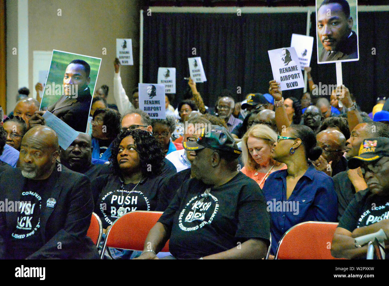 Melbourne. Florida. USA. Juli 9, 2019 Der "Traum" wird endlich wahr geworden für den 30-jährigen Kampf eine große Straße durch die Herzen von Melbourne zu Ehren von Dr. Martin Luther King zu nennen. Viele Straßennamen haben sich über die Jahre vorgelegt, und alle haben in der Vergangenheit Stadtrat abgelehnt worden. Die Abstimmung war 6-1, mit dem Bürgermeister stimmen aufgrund der Kosten für das lokale Geschäft Inhaber. Airport Blvd wird jetzt von Dr. Martin Luther King Jr. Blvd geworden. Kredit Julian Porree/Alamy leben Nachrichten Stockfoto