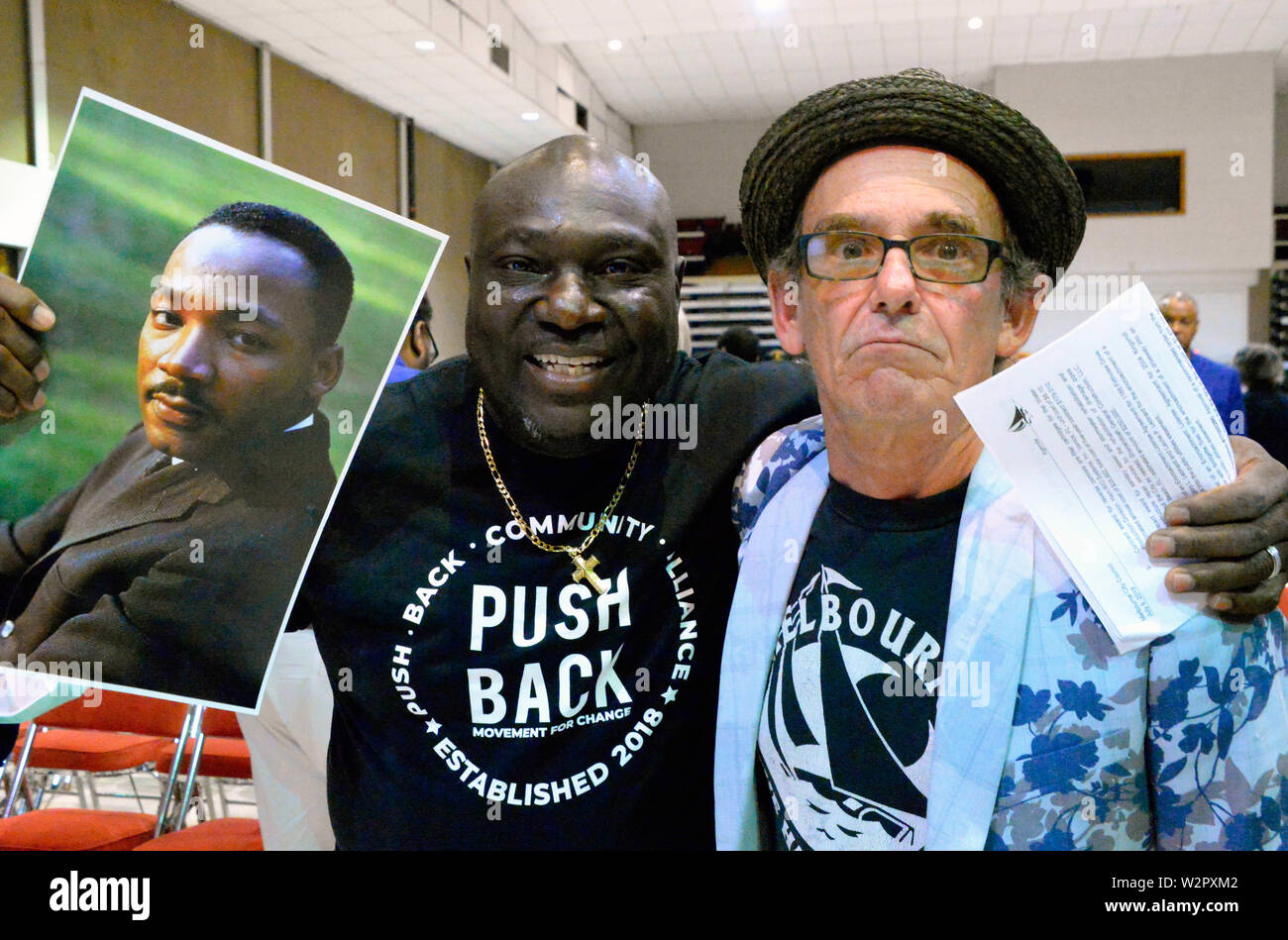 Melbourne. Florida. USA. Juli 9, 2019 Der "Traum" wird endlich wahr geworden für den 30-jährigen Kampf eine große Straße durch die Herzen von Melbourne zu Ehren von Dr. Martin Luther King zu nennen. Viele Straßennamen haben sich über die Jahre vorgelegt, und alle haben in der Vergangenheit Stadtrat abgelehnt worden. Die Abstimmung war 6-1, mit dem Bürgermeister stimmen aufgrund der Kosten für das lokale Geschäft Inhaber. Airport Blvd wird jetzt von Dr. Martin Luther King Jr. Blvd geworden. Kredit Julian Porree/Alamy leben Nachrichten Stockfoto