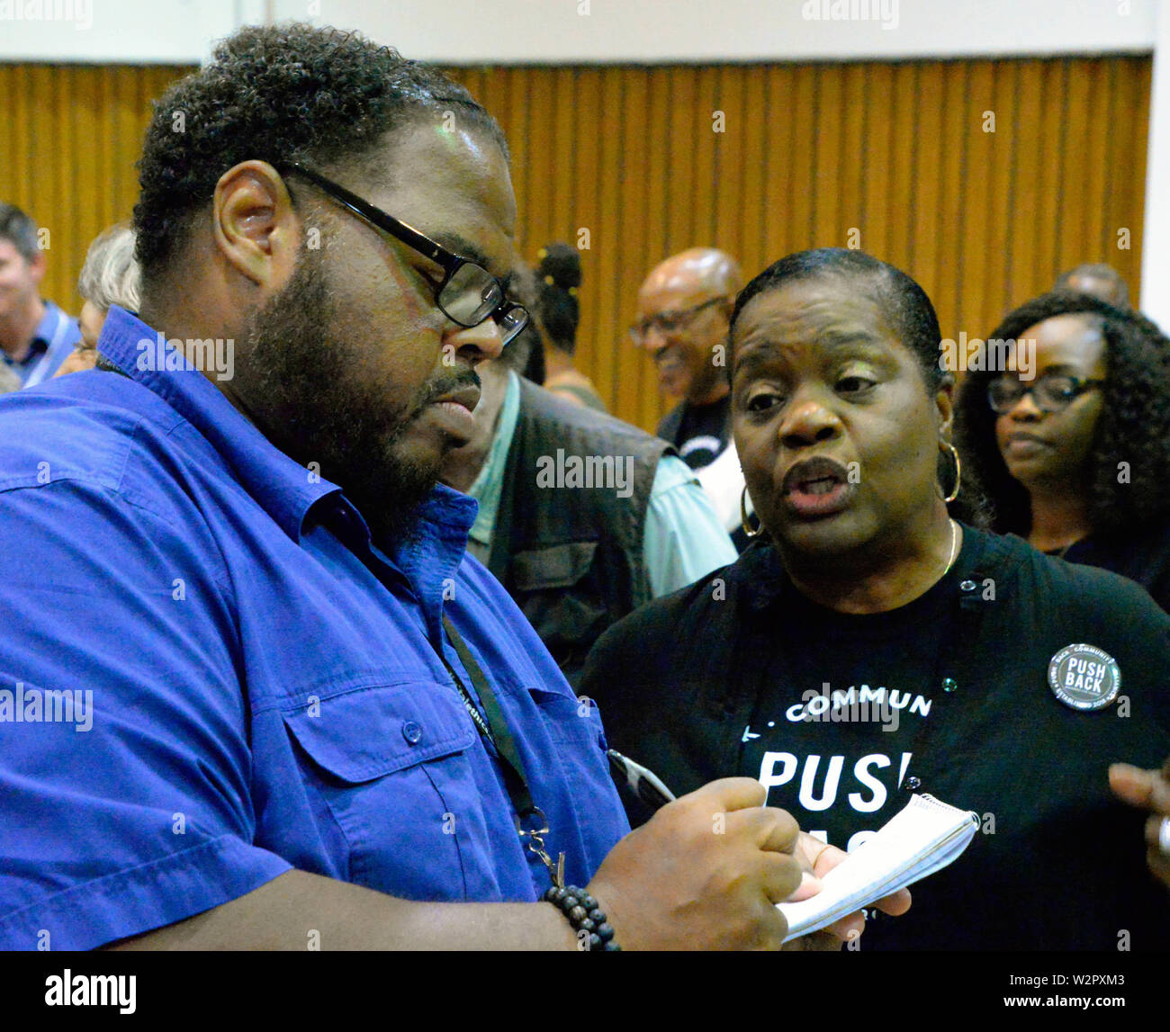 Melbourne. Florida. USA. Juli 9, 2019 Der "Traum" wird endlich wahr geworden für den 30-jährigen Kampf eine große Straße durch die Herzen von Melbourne zu Ehren von Dr. Martin Luther King zu nennen. Viele Straßennamen haben sich über die Jahre vorgelegt, und alle haben in der Vergangenheit Stadtrat abgelehnt worden. Die Abstimmung war 6-1, mit dem Bürgermeister stimmen aufgrund der Kosten für das lokale Geschäft Inhaber. Airport Blvd wird jetzt von Dr. Martin Luther King Jr. Blvd geworden. Kredit Julian Porree/Alamy leben Nachrichten Stockfoto